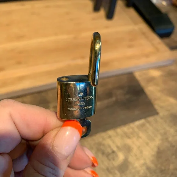 #321 Authentic Louis Vuitton lock and key - Picture 4 of 6